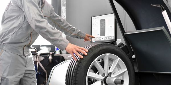 Für ein optimales Fahrverhalten: Wuchten Für ein optimales Fahrverhalten: Reifen Auswuchten